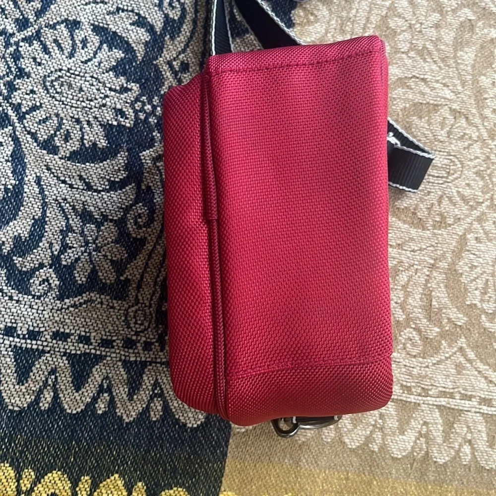 Kenneth Cole camera bag 🖤 - Picture 4 of 8